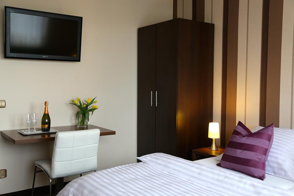 10 Bed And Breakfast Poznan Exterior photo